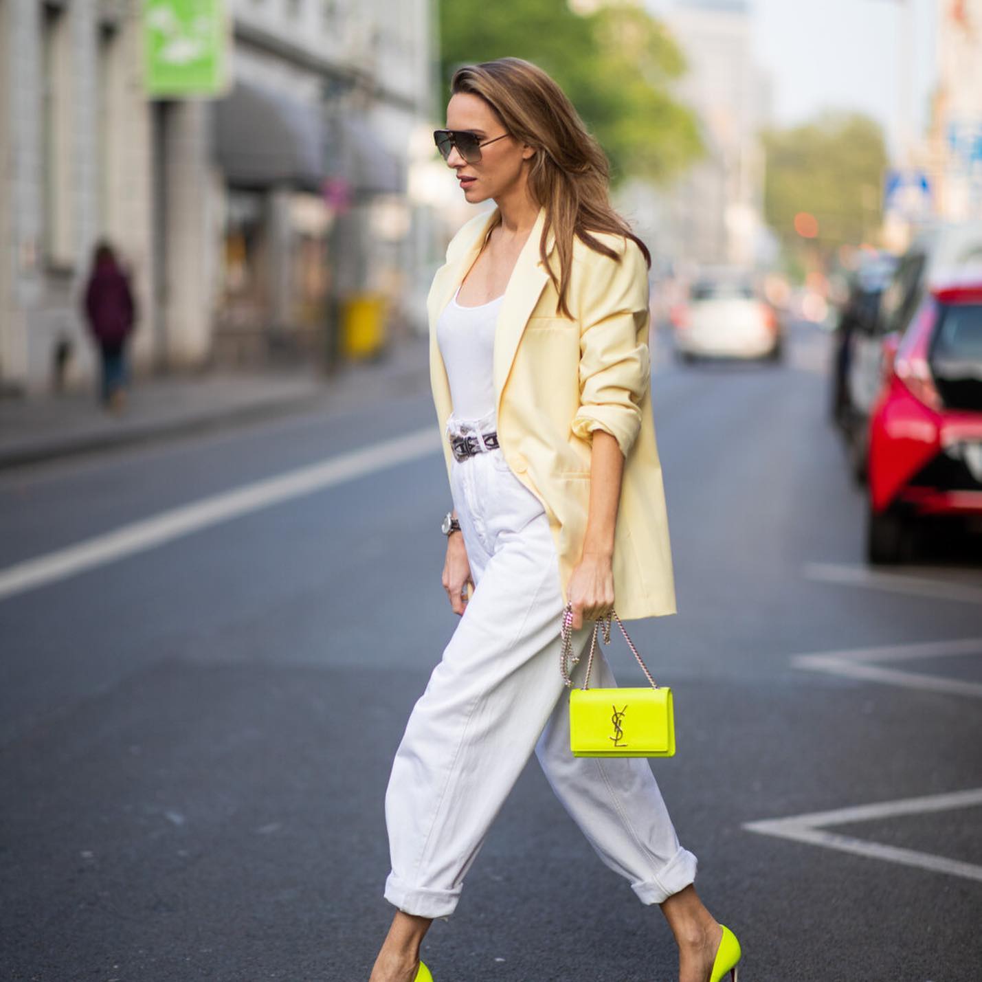 Как носить белые джинсы этим летом: 5 модных идей от стилиста